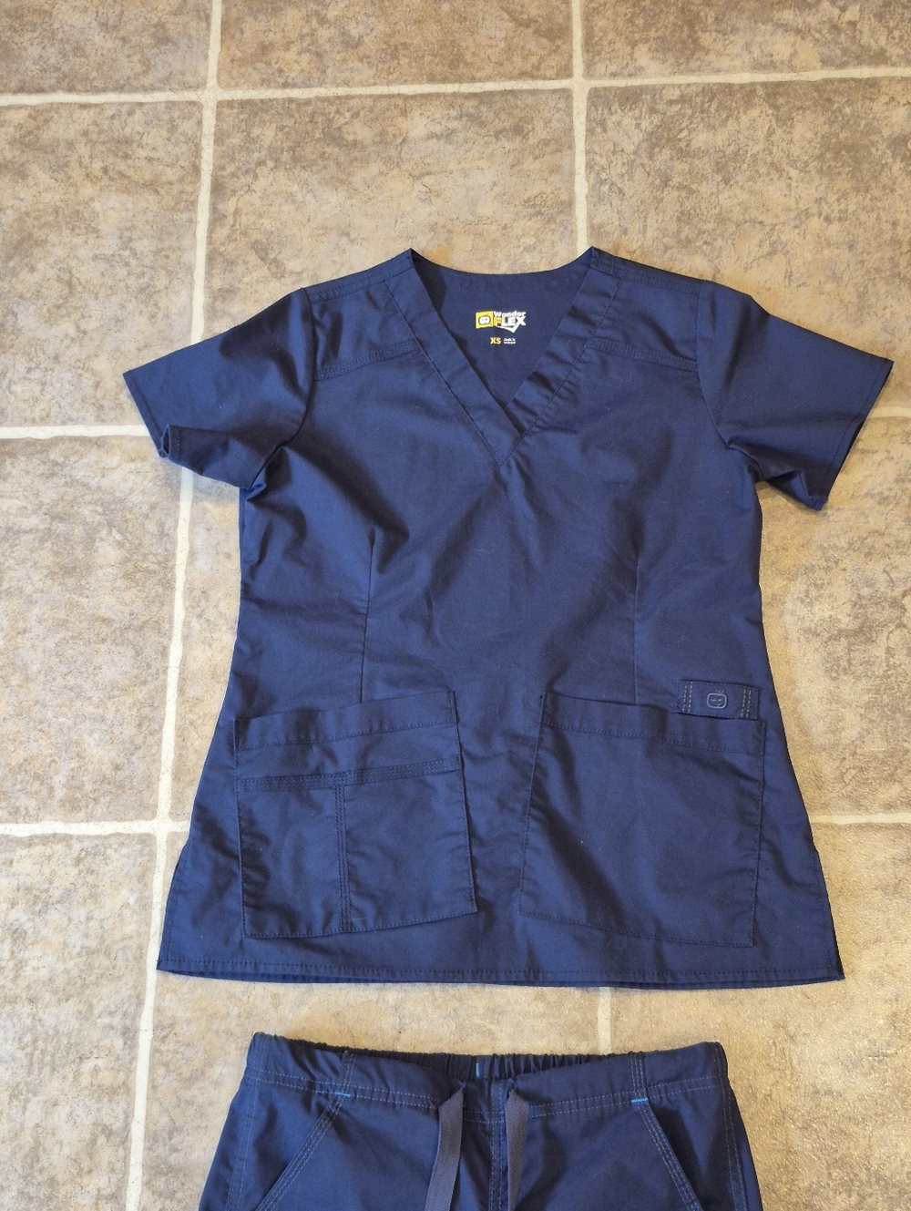 Lot Of 3 Scrubs For Women Size XS, 2 Tops And A Pair Of Pants - Picture 3 of 7